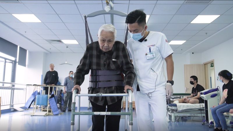 小标题：居家养老，安全先行